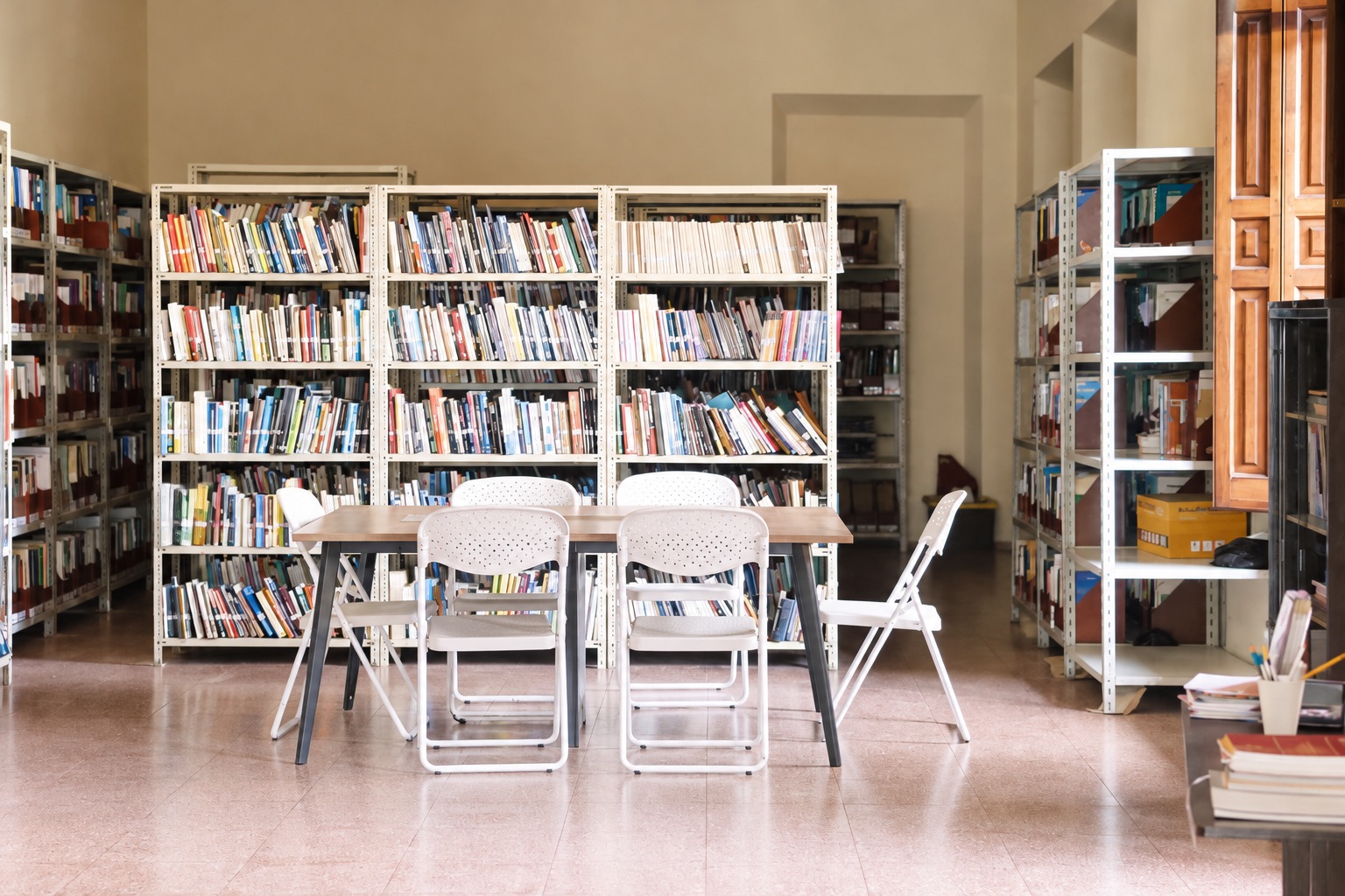 Sala de la Biblioteca de Fundación MAG con estanterías de libros y una mesa de lectura
