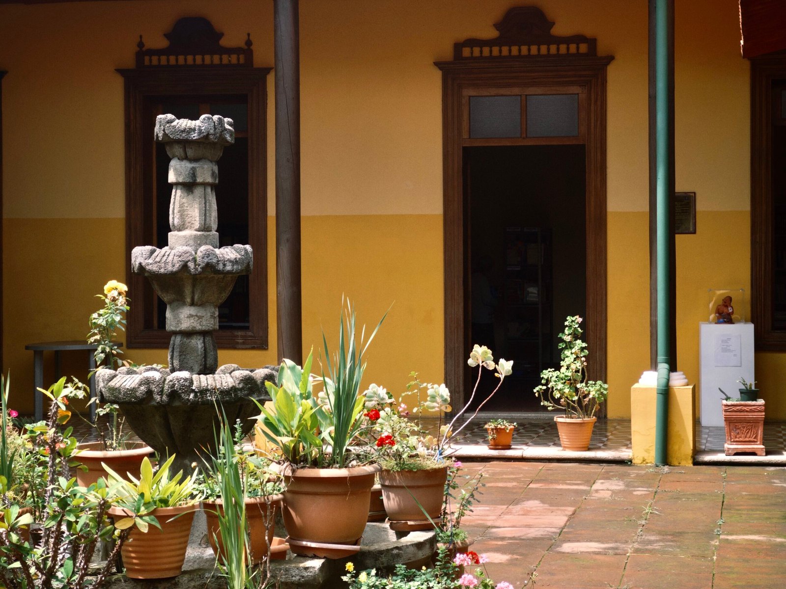 Patio interior de la sede de Fundación MAG, con fuente y jardín